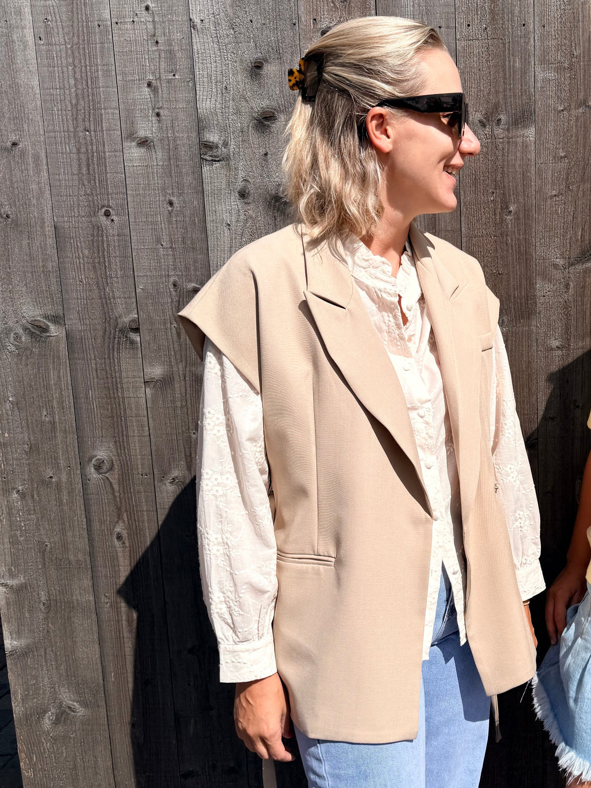 Livia | sleeveless blazer beige
