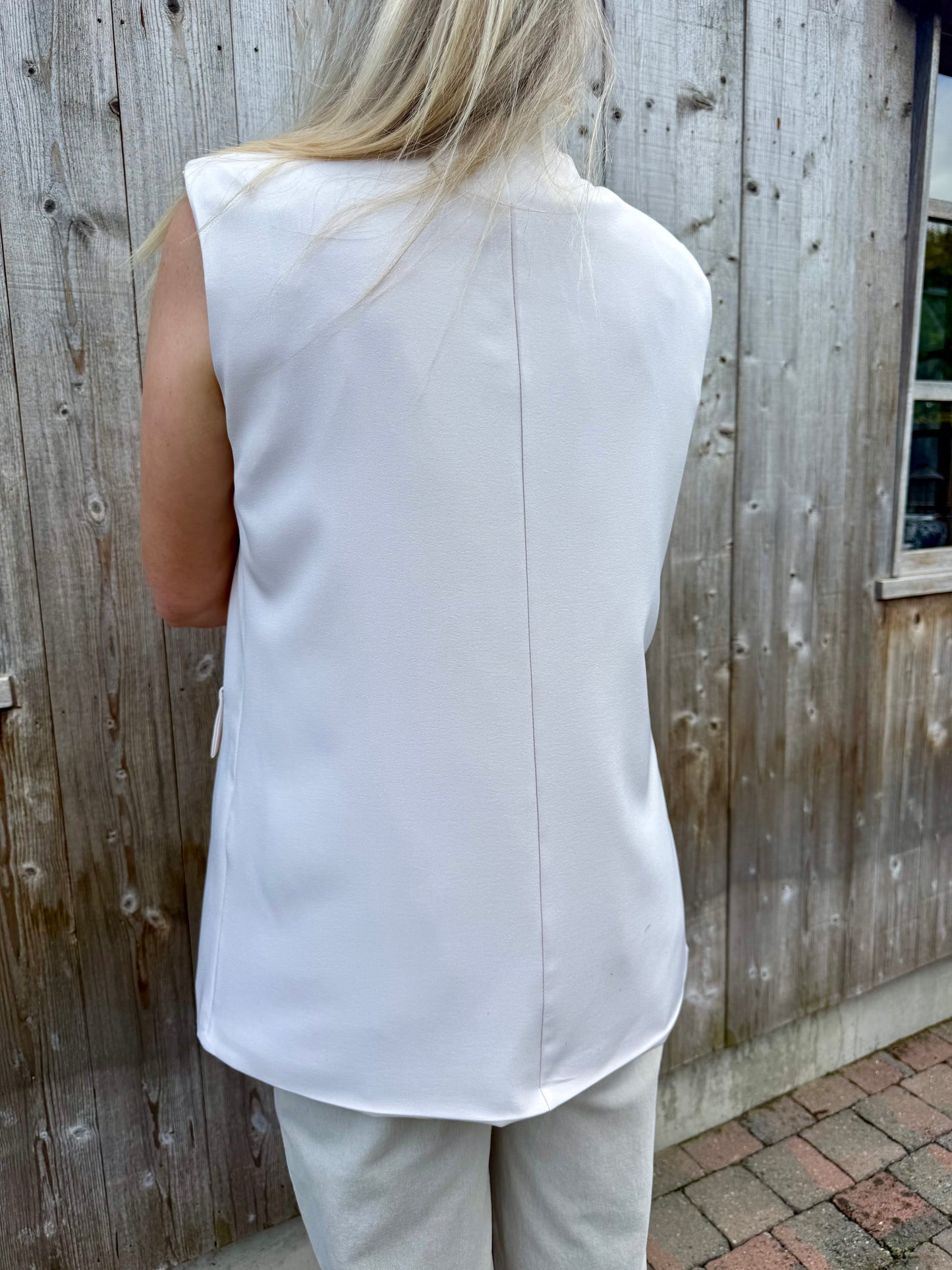 Rosé | beige sleeveless blazer