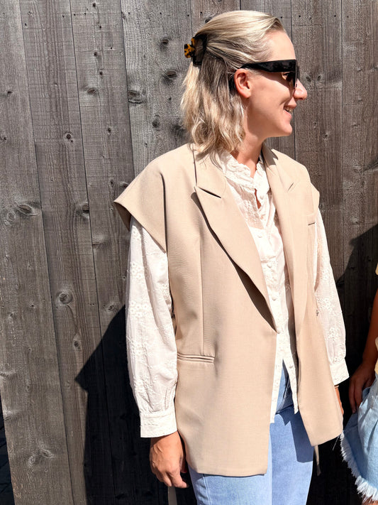 Livia | sleeveless blazer beige