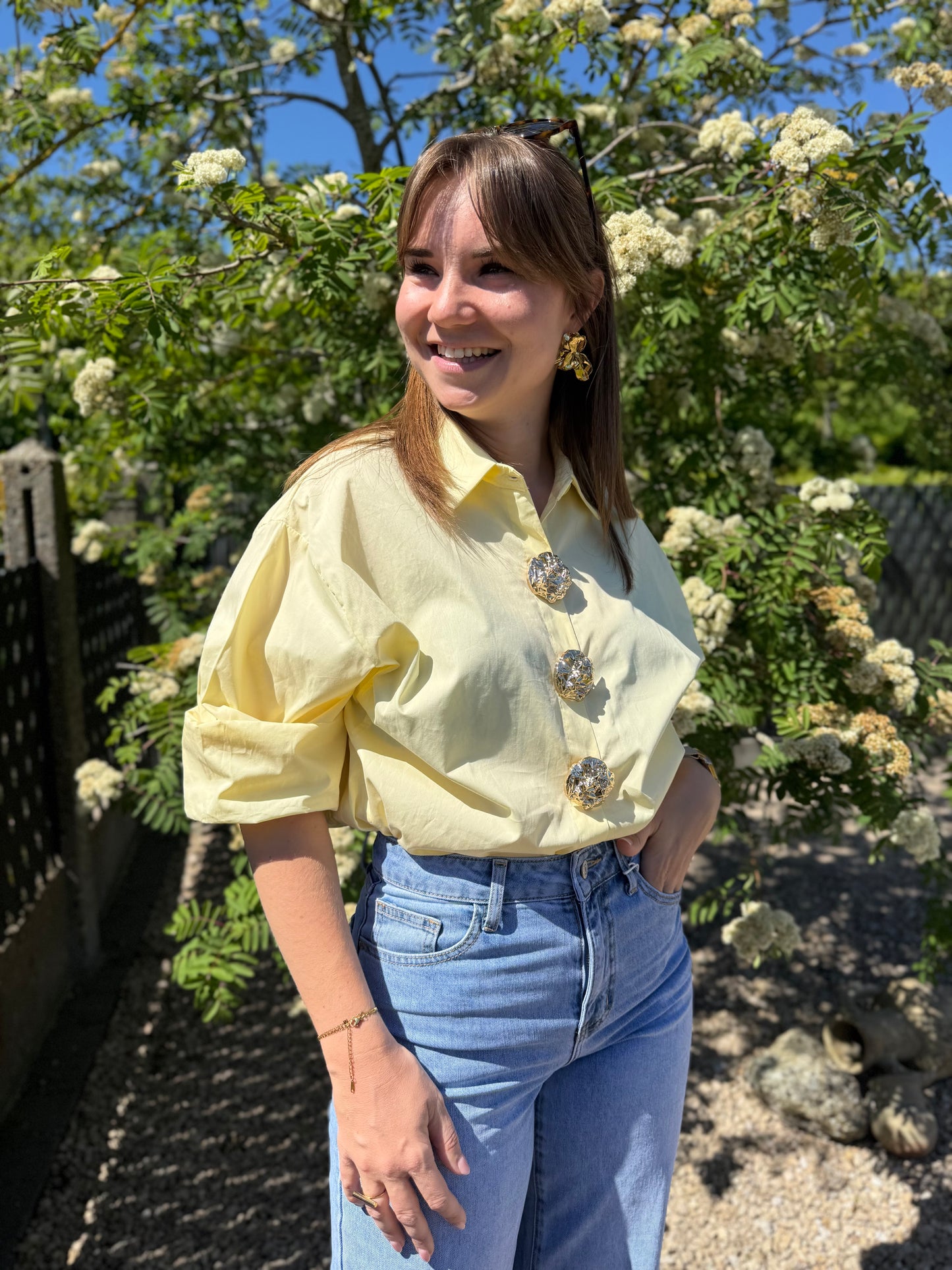 Ines | yellow shirt