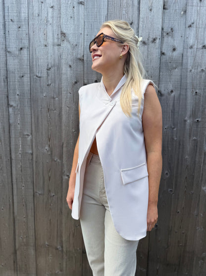 Rosé | beige sleeveless blazer