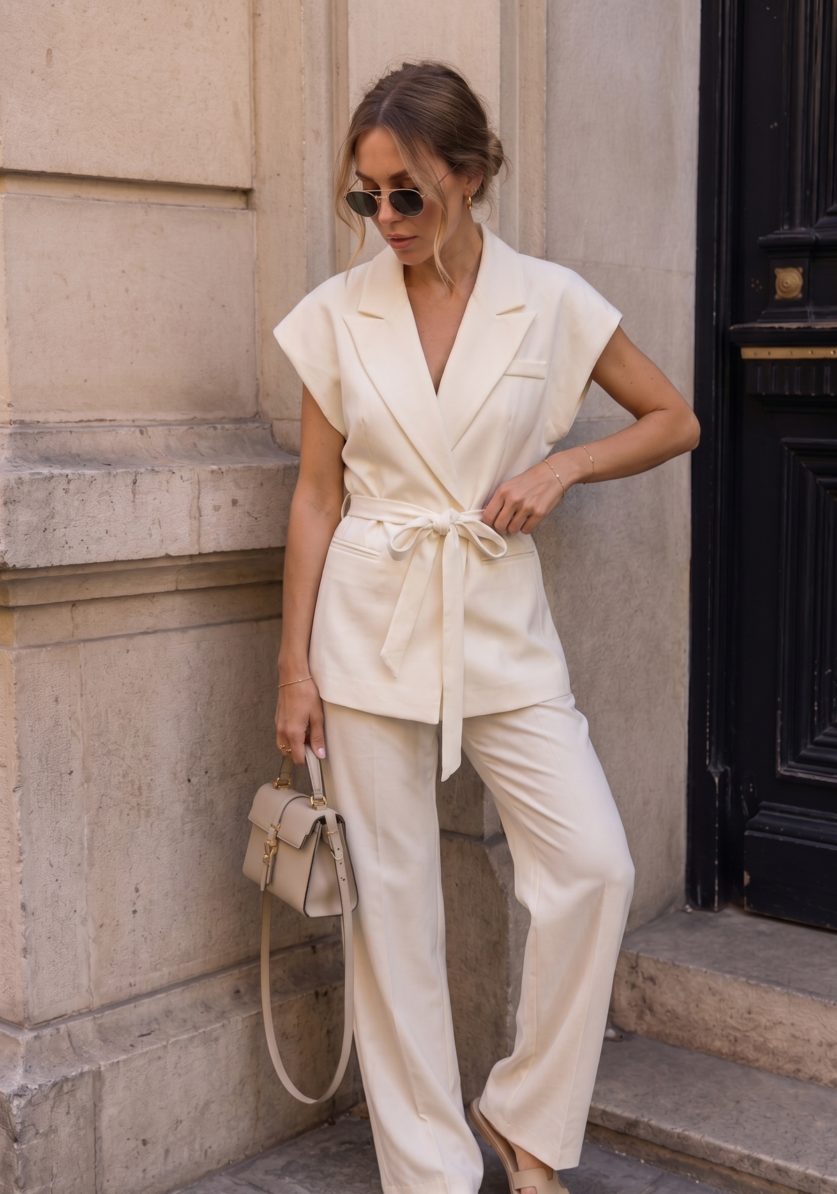 Livia | sleeveless blazer ecru